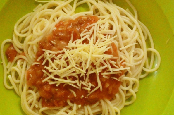 resep spageti kornet pedas dengan taburan keju