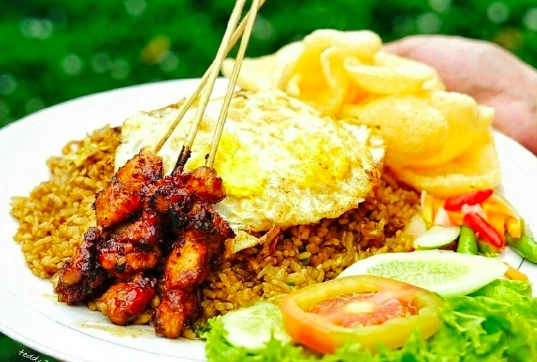 nasi goreng dengan sate